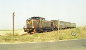 Lokomotywa spalinowa SM42 z wagonami osobowymi na linii Nakło-Więcbork. 26.09.1992...